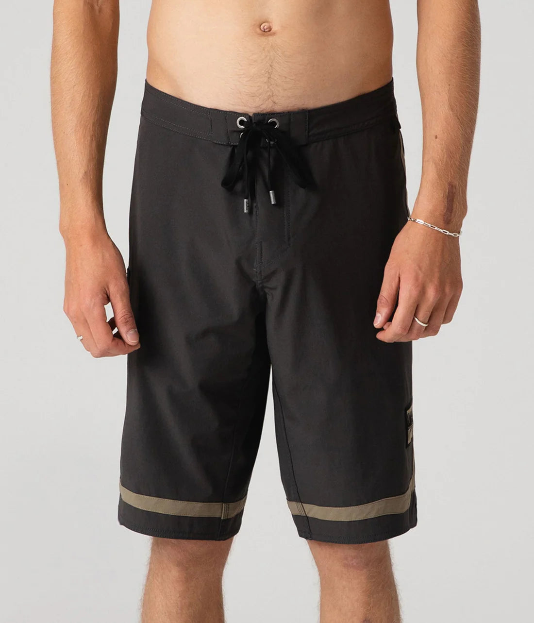 MOMENTUM 20 TRUNK // CHAR SURPLUS