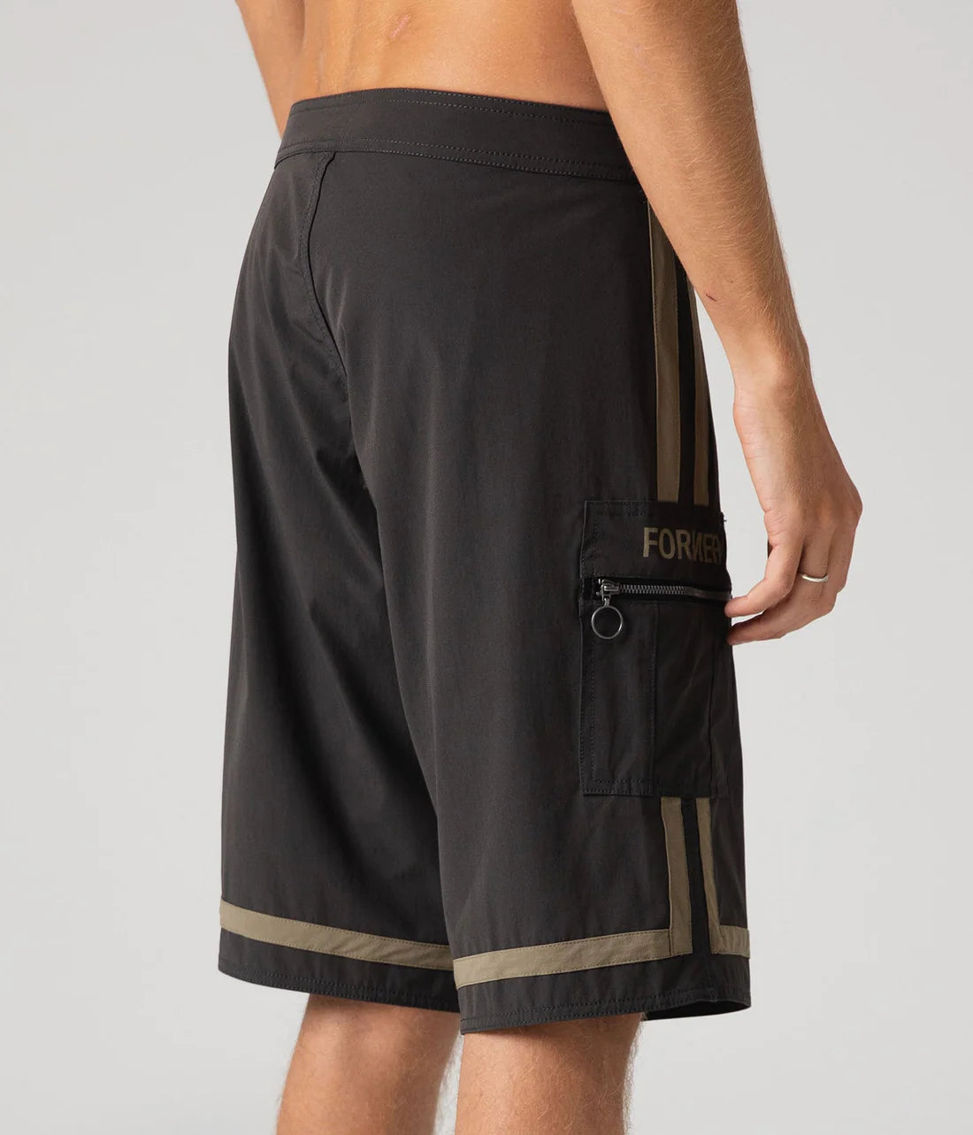 MOMENTUM 20 TRUNK // CHAR SURPLUS