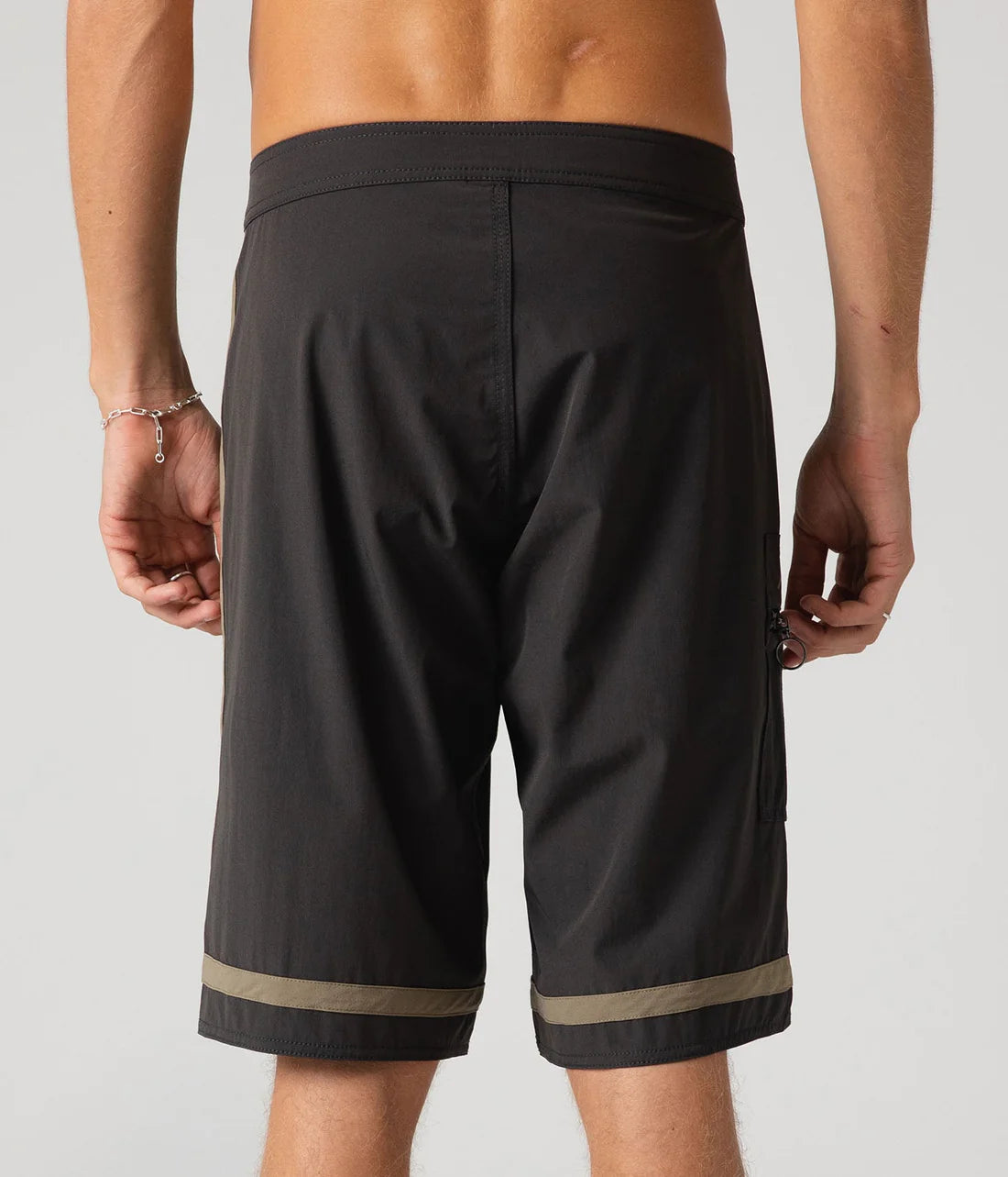 MOMENTUM 20 TRUNK // CHAR SURPLUS