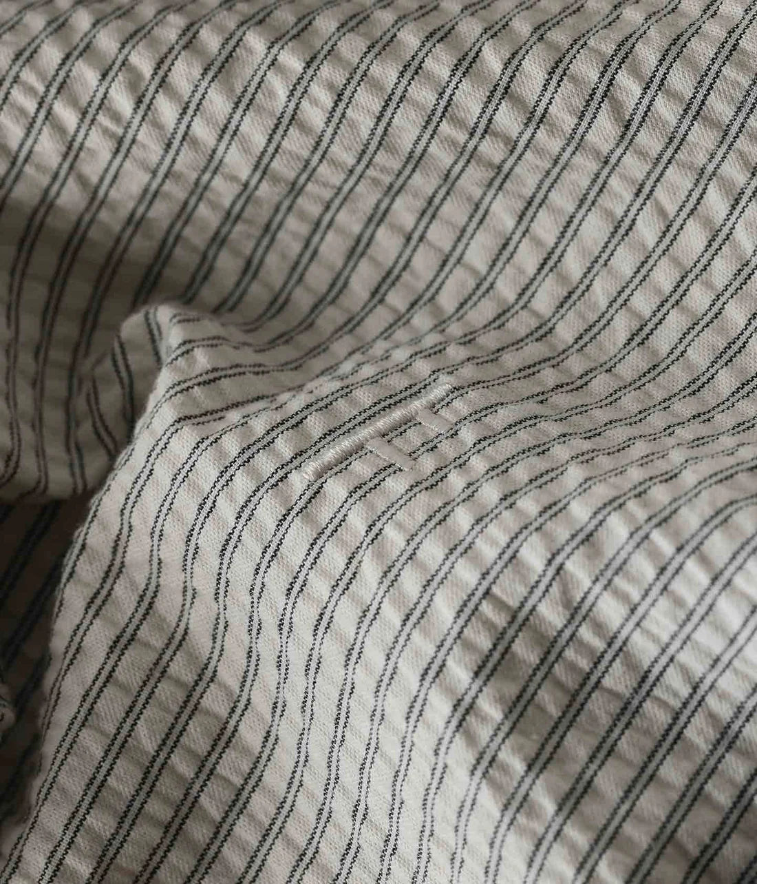 BROADCAST SEERSUCKER SS SHIRT // BONE BLACK