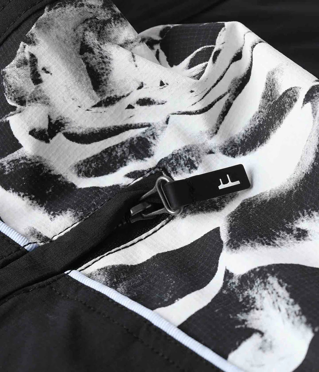 VOID WIRE 20' TRUNK // BLACK MIST
