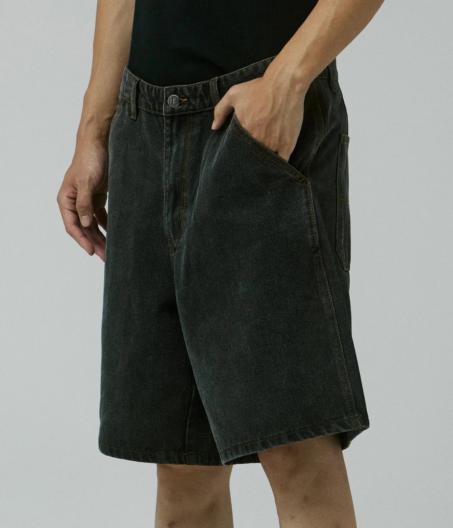 REYNOLDS 21 DENIM WALKSHORT // WASHED BLACK