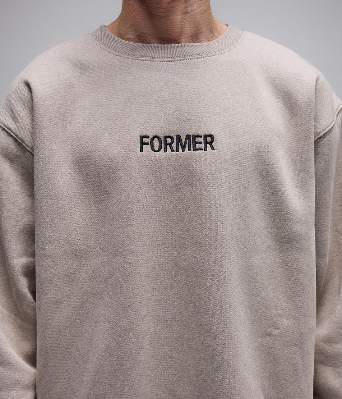 LEGACY EMBROID CREW // GREY