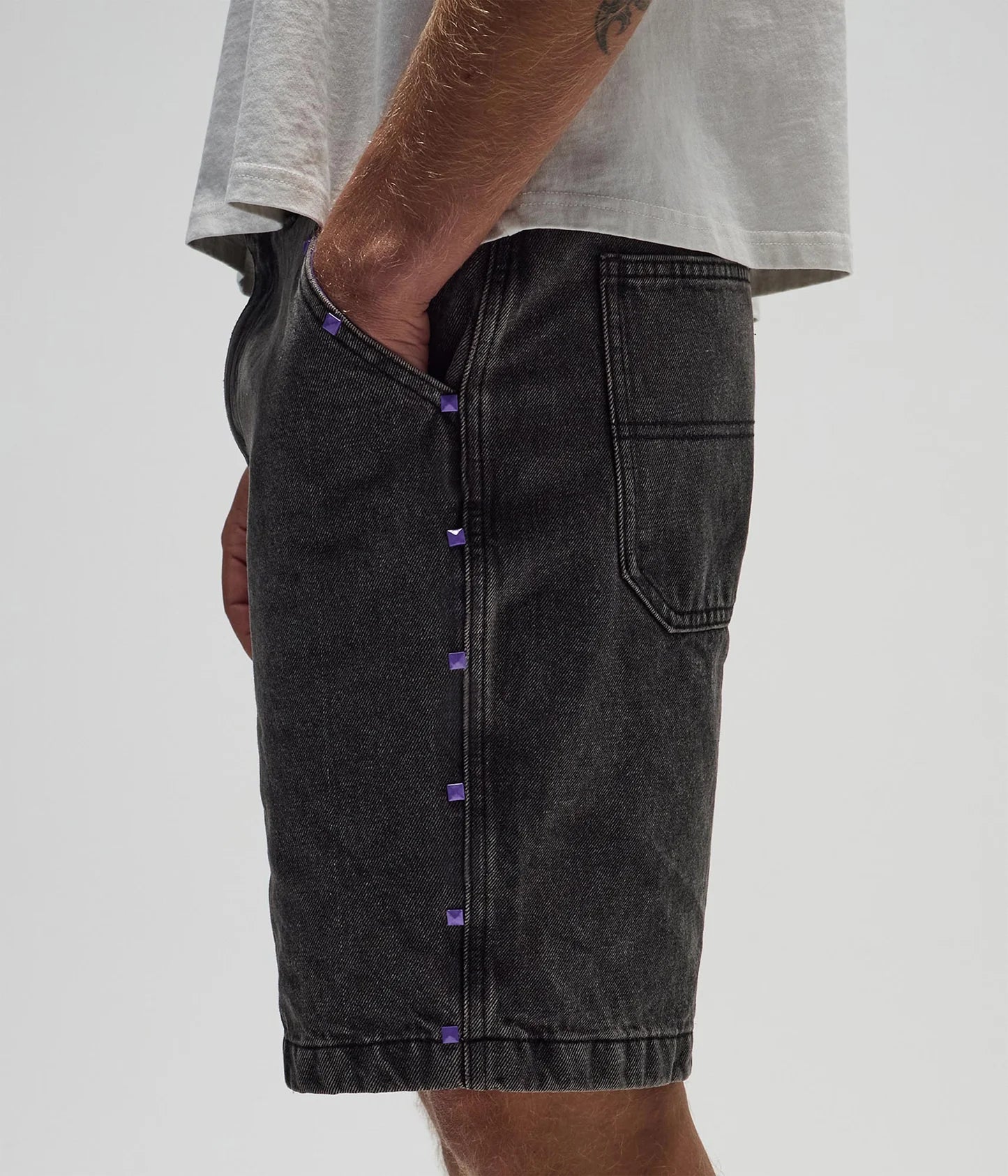 STUDDED DENIM 21" WALKHSHORT // WSHBLK