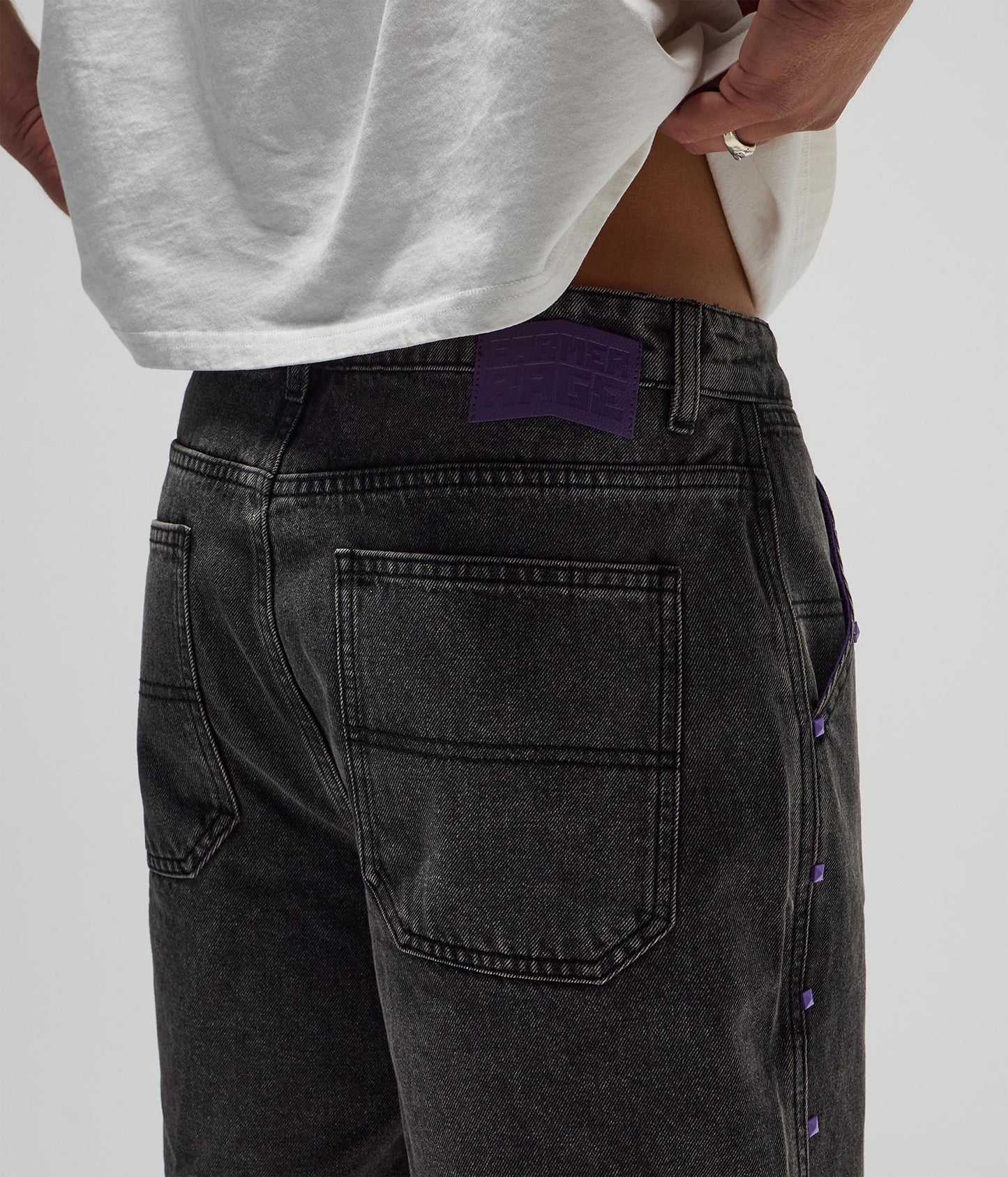 STUDDED DENIM 21" WALKHSHORT // WSHBLK